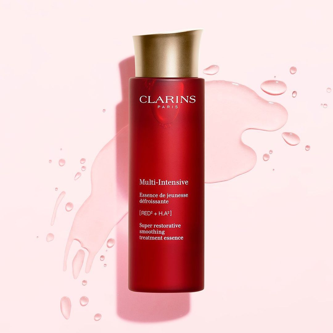 Clarins Multi Intensive Super Restorative Treatment Essence Smoothness โลชั่นบำรุงผิวกลางคืน ลดเลือนริ้วรอยแห่งวัย ด้วยเนื้อสัมผัสที่เข้มข้น สดชื่น และทรงประสิทธิภาพ ซึมซาบลงบนผิวได้อย่างสมบูรณ์แบบ